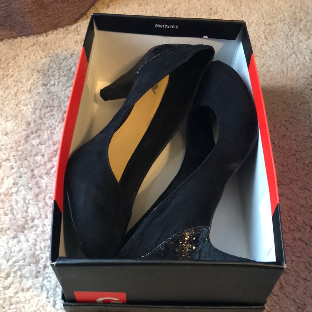 Black pumps with glittery heel